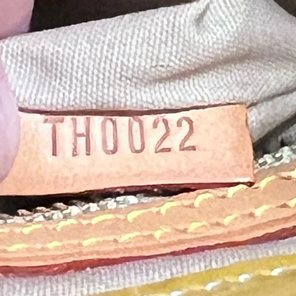 Authentic Louis Vuitton Monogram Vernis Reade MM Tote Bag - Picture 10 of 13